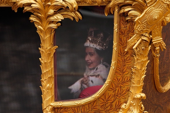عربة الملكة إليزابيث الذهبية تظهر في شوارع لندن (صور)