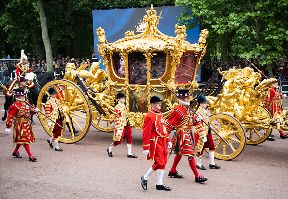 عربة الملكة إليزابيث الذهبية تظهر في شوارع لندن (صور)