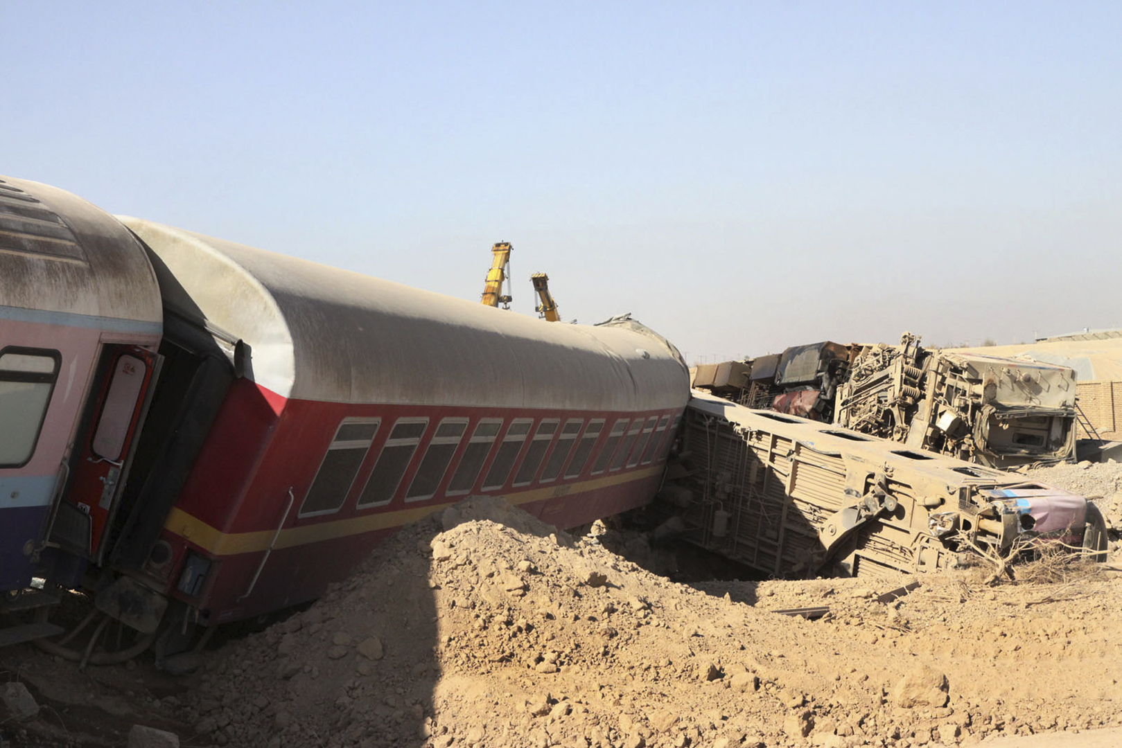 وسائل إعلام: مقتل 17 شخصا جراء خروج قطار عن سكته بوسط إيران (فيديو)