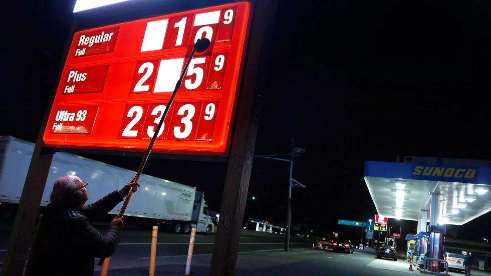 سيناتور أمريكي: سعر البنزين مرتفع لدرجة أن شراء الكوكايين أرخص