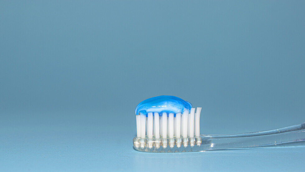 كيف يؤدي عدم تنظيف الأسنان للسكتات الدماغية وأمراض القلب والخرف؟