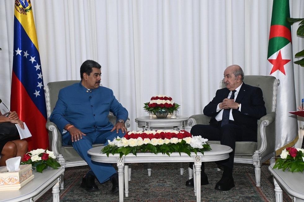 الرئيس الفنزويلي يغادر الجزائر بعد زيارة عمل وصداقة (فيديو)