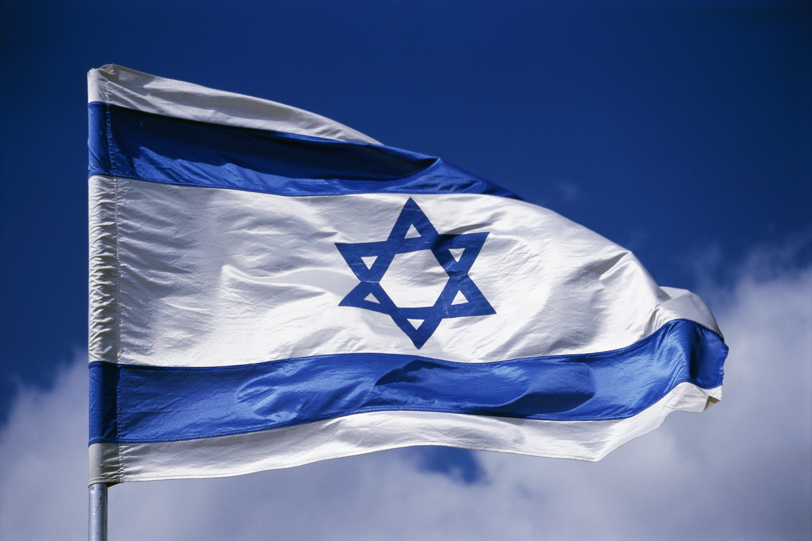 مسؤول إسرائيلي سابق: هناك حرب بين إسرائيل وإيران تدار 