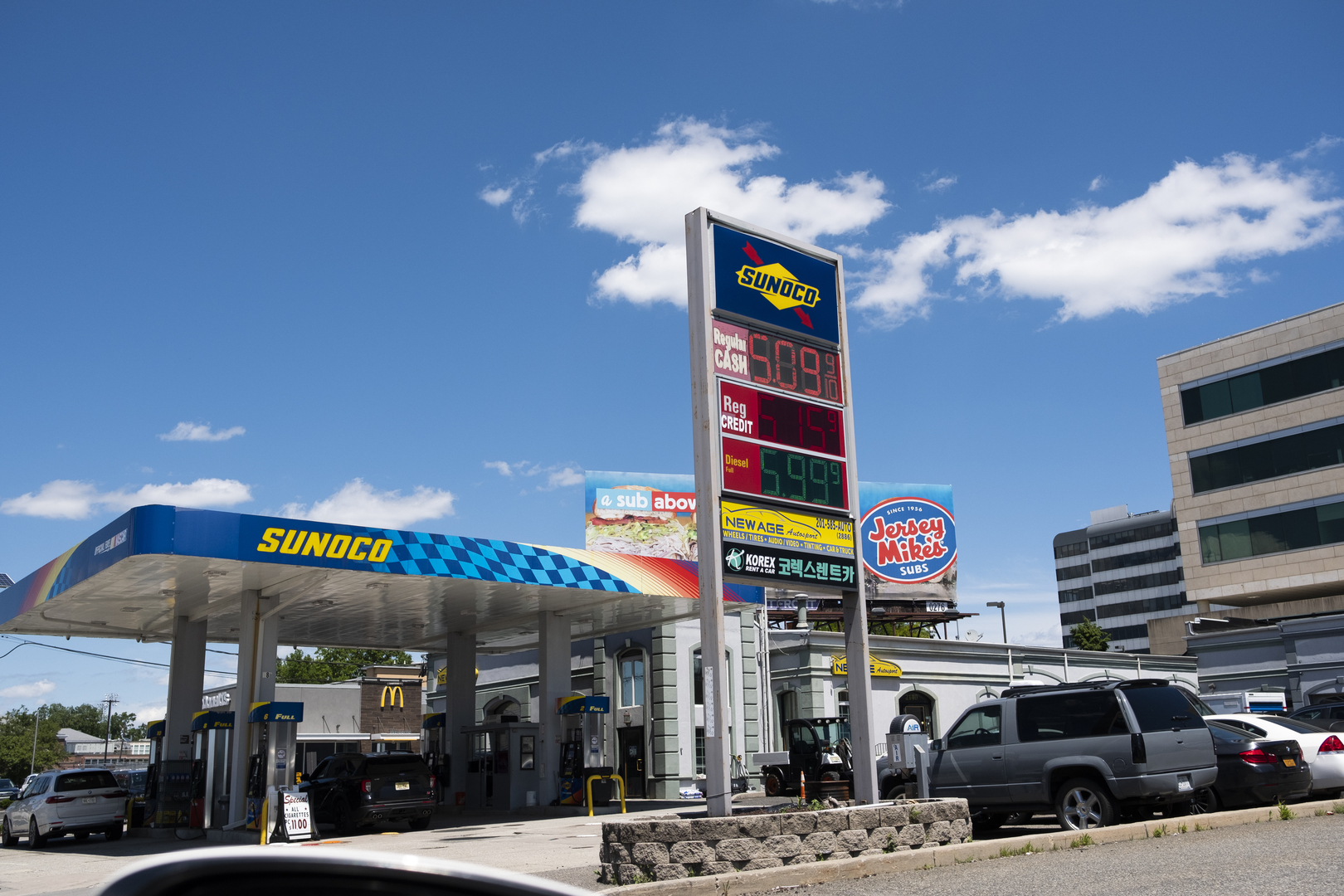 توقعات بتجاوز سعر غالون البنزين الـ6 دولارات في الولايات المتحدة بحلول أغسطس