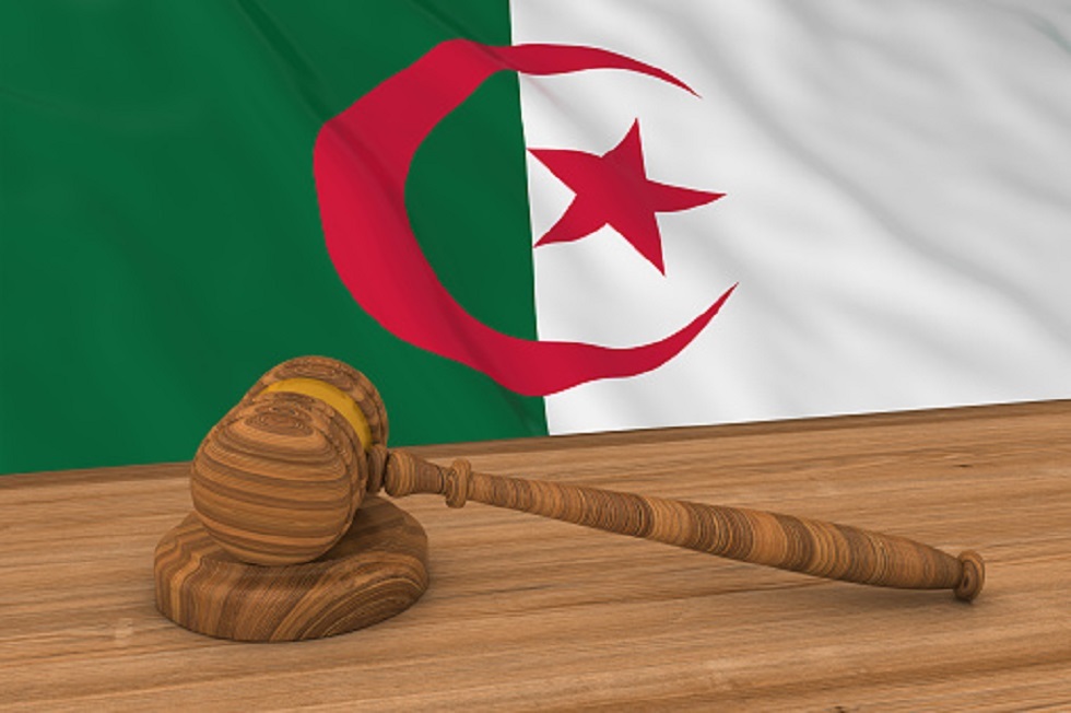 الجزائر.. المتورطون في وفاة شابين داخل طائرة أمام قاضي التحقيق