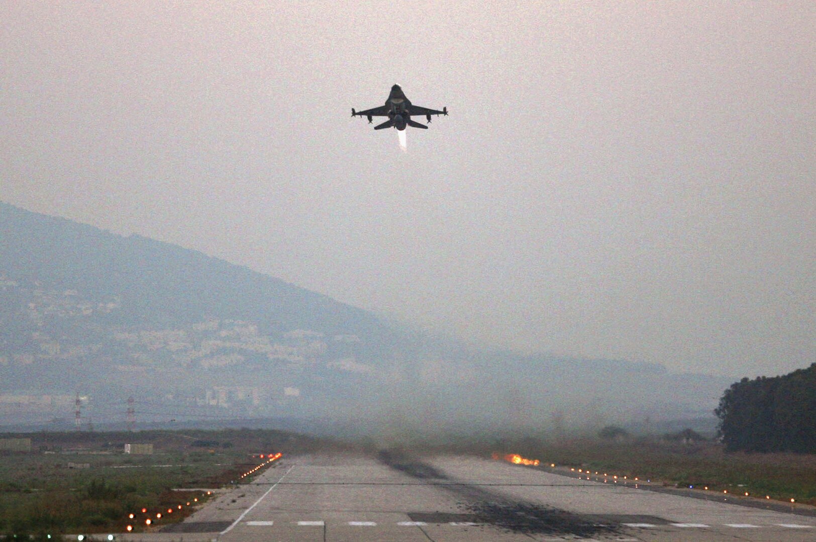 طائرة حربية إسرائيلية تخرق جدار الصوت جنوبي لبنان تزامنا مع زيارة الموفد الأمريكي هوكشتاين