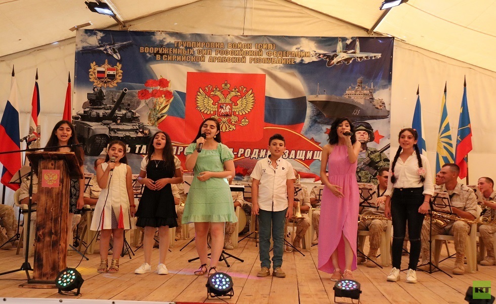 أطفال سوريون يهنئون العسكريين الروس في قاعدة حميميم بمناسبة يوم روسيا بطريقتهم الخاصة