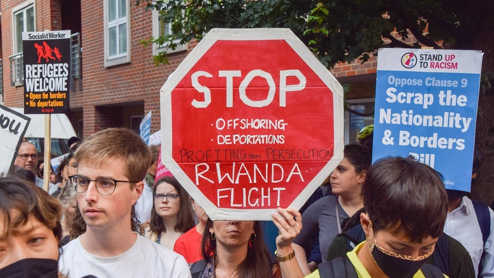 الكنيسة الإنجليزية تنتقد خطط الحكومة لإعادة مهاجرين غير شرعيين إلى رواندا ووزيرة الخارجية تدافع