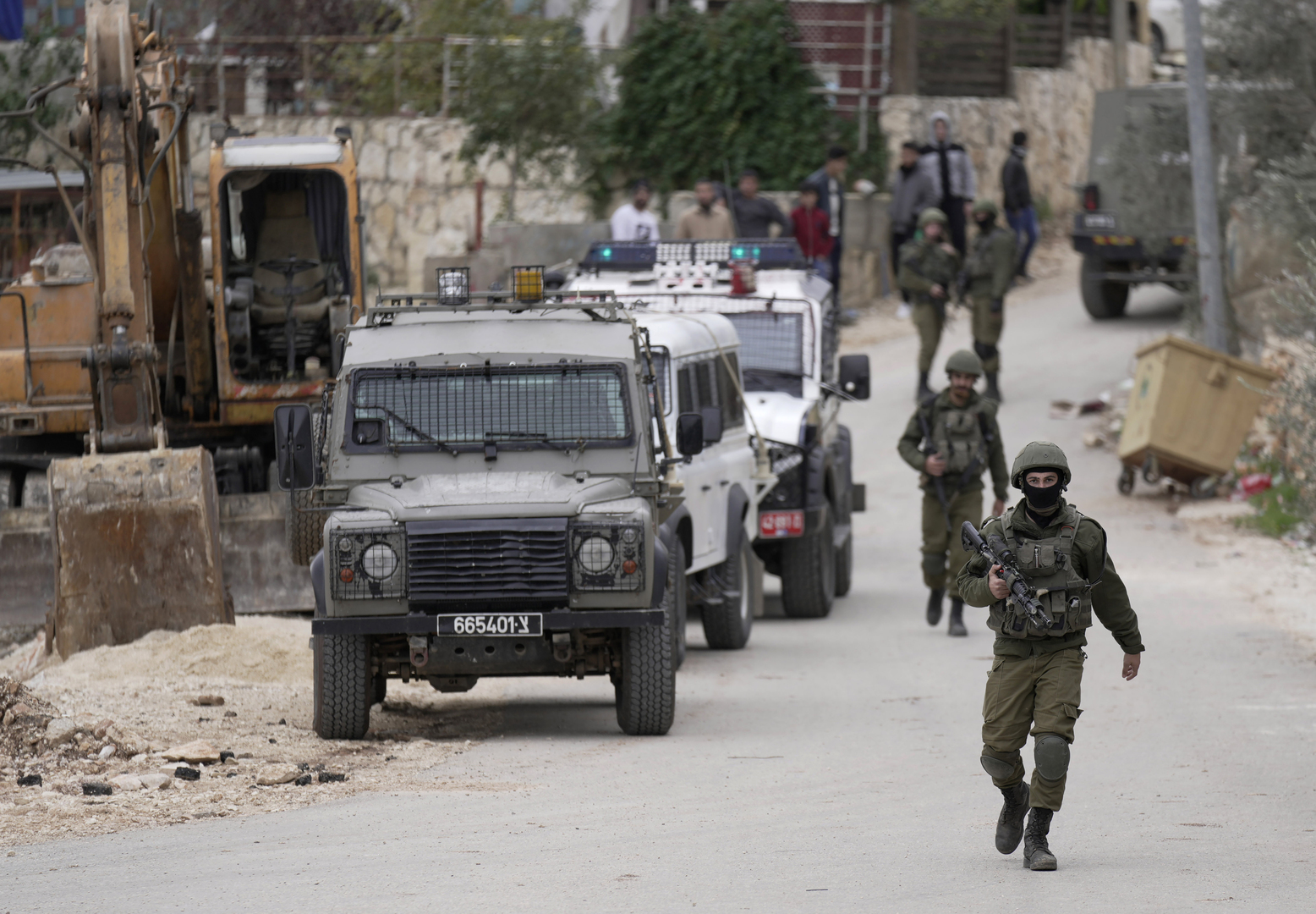 إسرائيل تعتقل 12 فلسطينيا في أنحاء متفرقة من الضفة الغربية