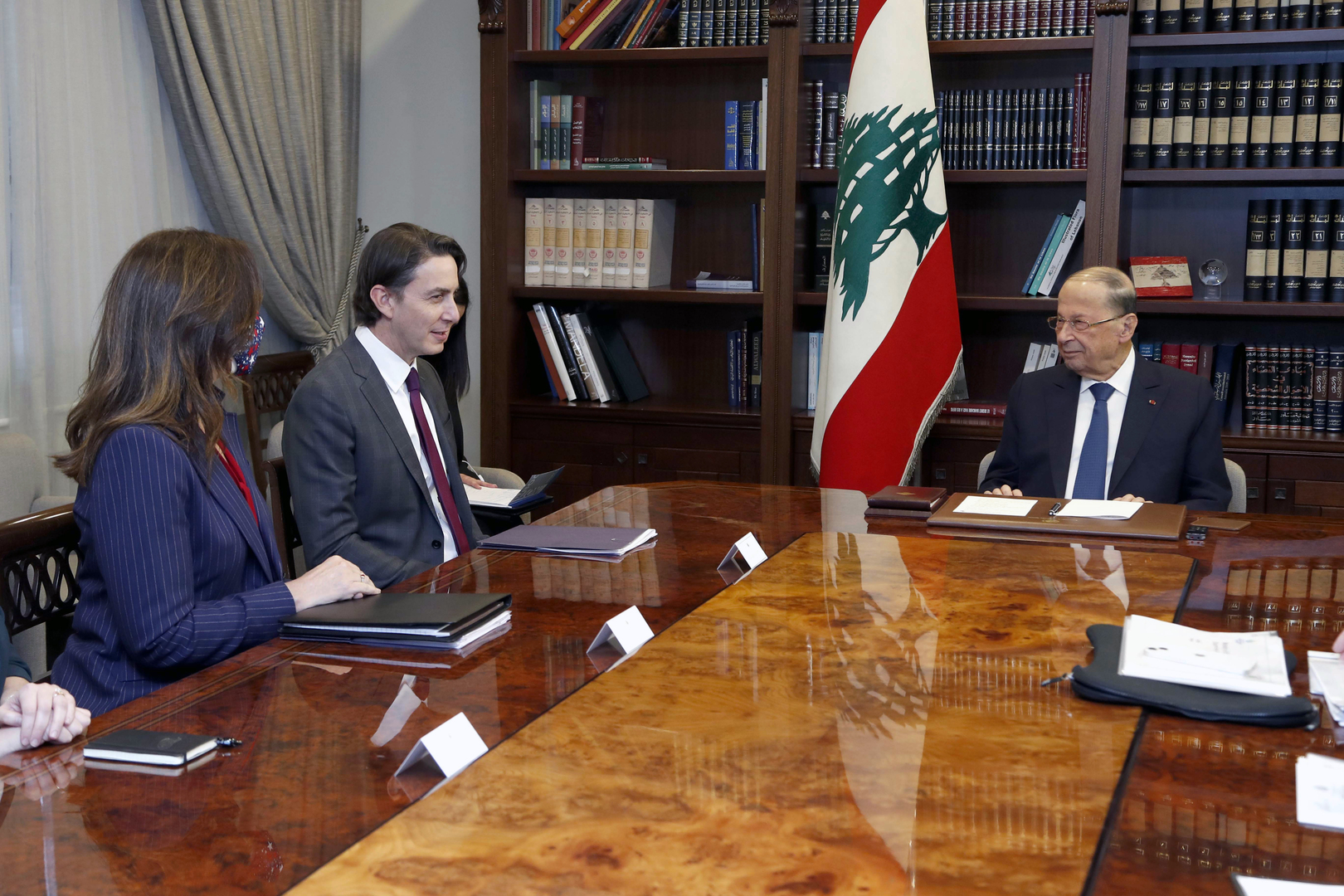 الرئيس اللبناني يحمل الوسيط الأمريكي اقتراحا إلى إسرائيل بشأن نزاع الغاز البحري