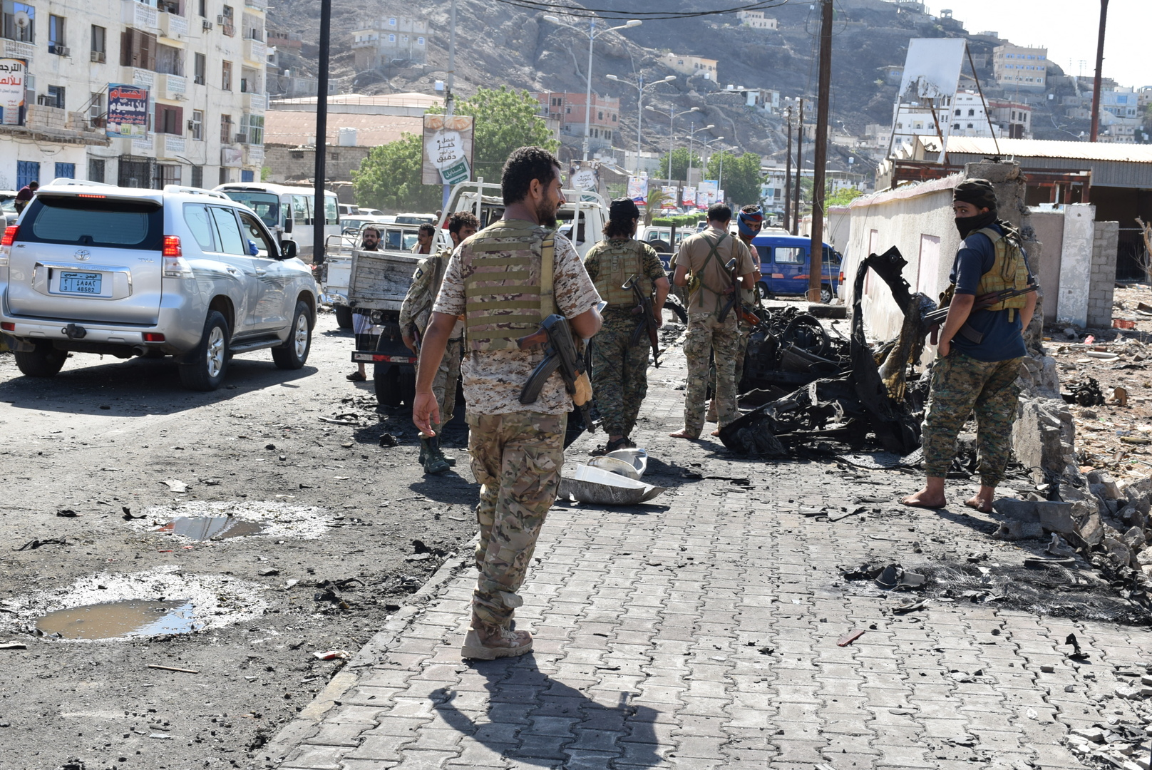 مراسلنا: مقتل مراسل التلفزيون الصيني بانفجار استهدف سيارته بمدينة عدن جنوب اليمن (صور)