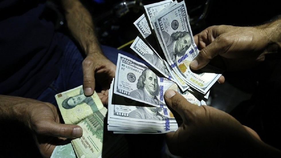 إيران تسمح لمحلات الصرافة بتداول العملات الأجنبية