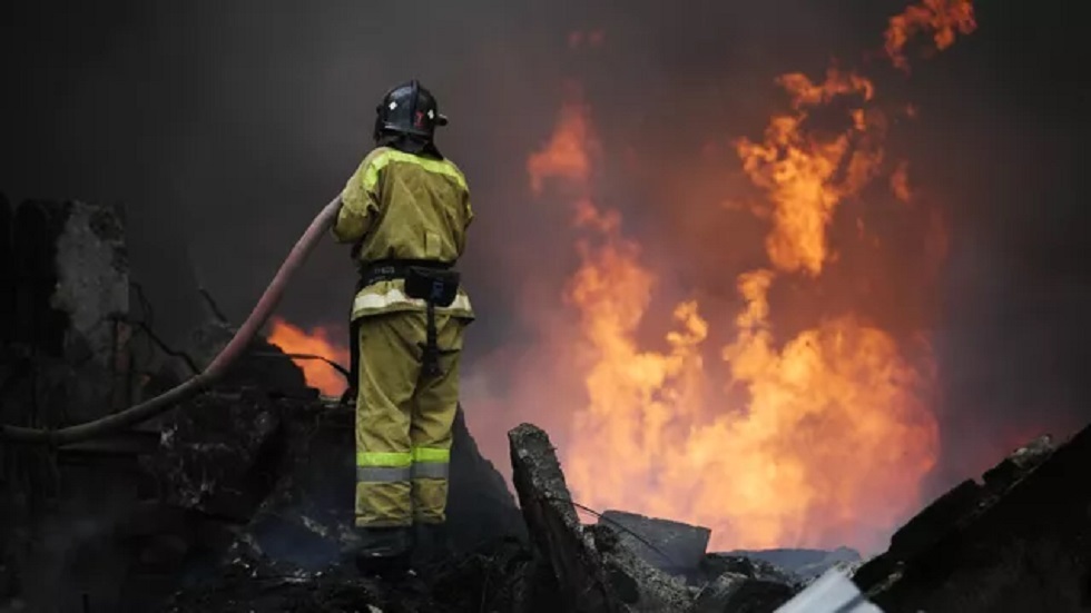 اندلاع حريق كبير وانفجارات في مصنع بجمهورية لوغانسك الشعبية