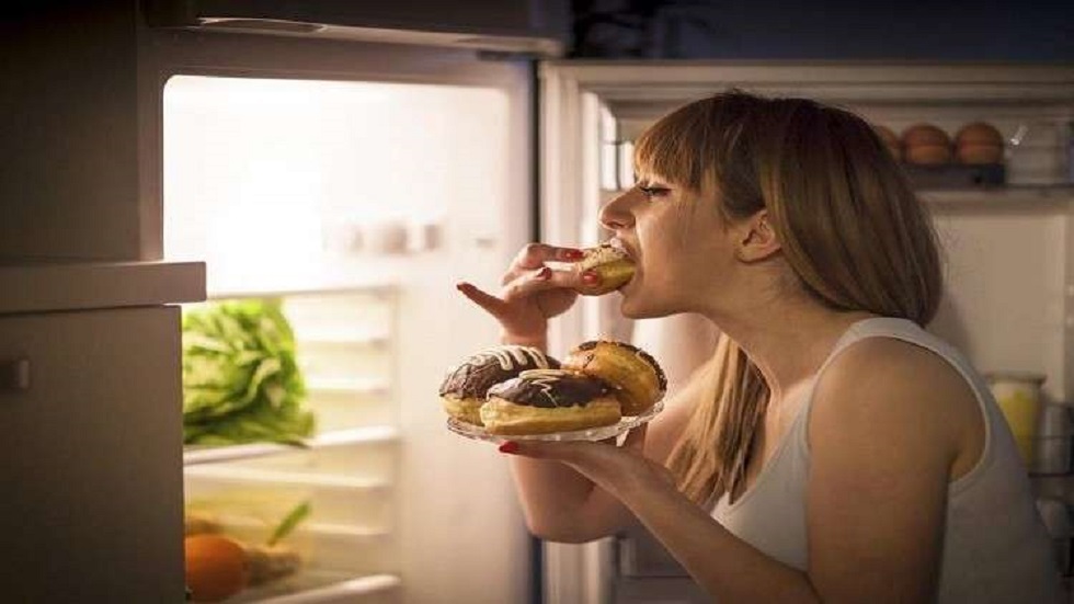 كيف يؤثر تناول الطعام ليلا في الصحة؟