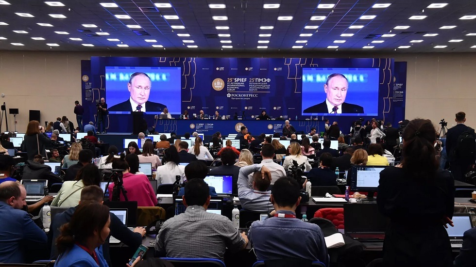 الكرملين: بوتين اجتمع مع رؤساء تحرير وسائل الإعلام والمراسلين العسكريين