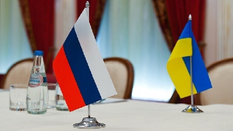 ميدينسكي لـRT: القرم ودونباس  خارج النقاش في المفاوضات مع كييف