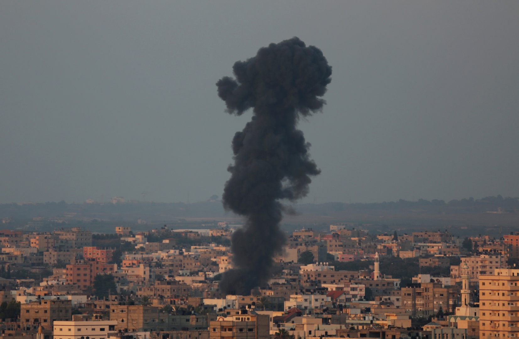 الجيش الإسرائيلي ينشر فيديوهات للغارات على غزة ويزعم قصف مواقع لحركة 