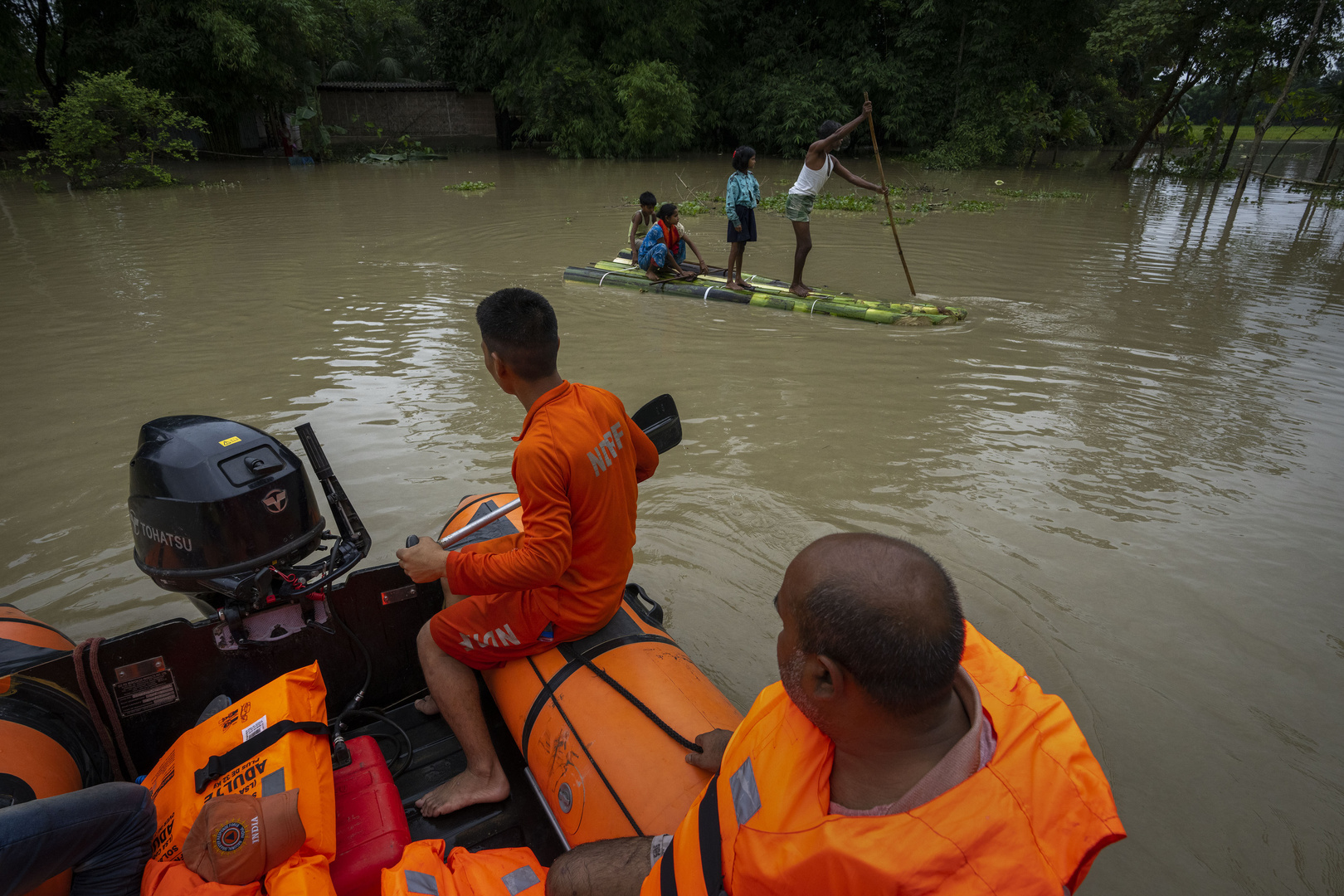 عشرات القتلى وملايين المعزولين جراء الأمطار الموسمية والفيضانات في شمال شرقي الهند وبنغلاديش