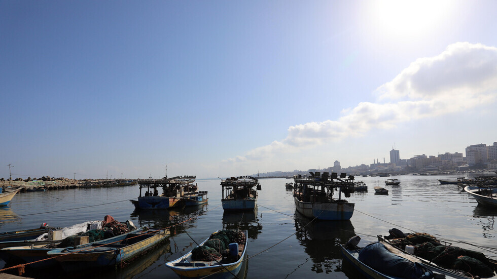 شرطة غزة تغلق البحر أمام الصيادين