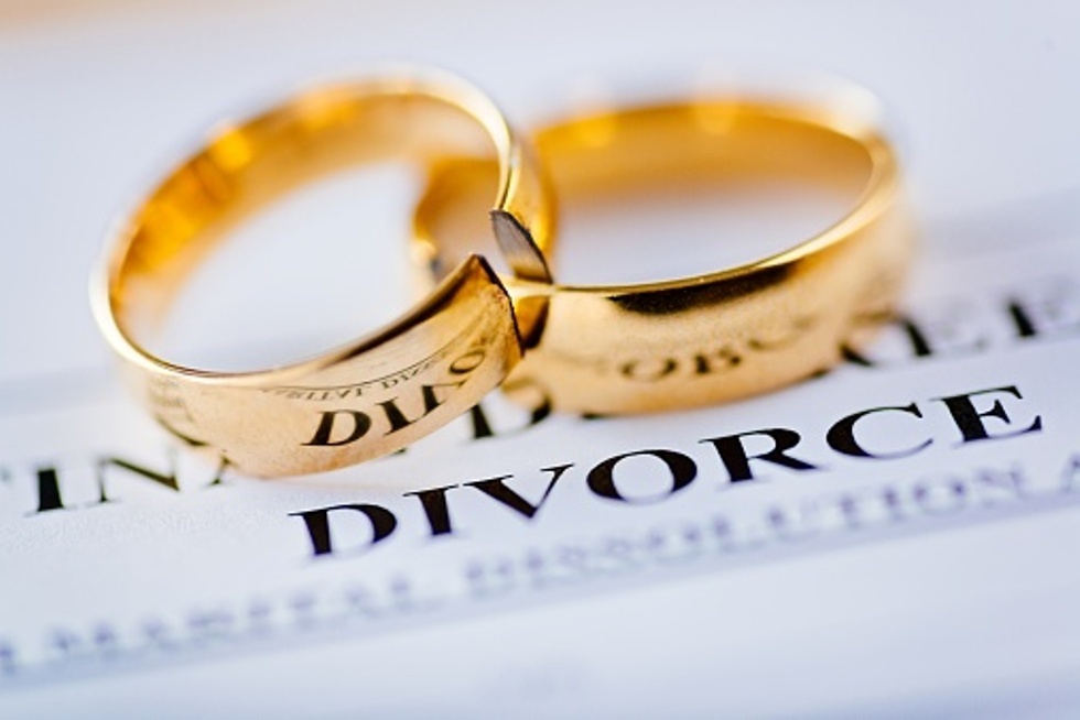 الحكومة البولندية تنفي نيّتها حظر الطلاق