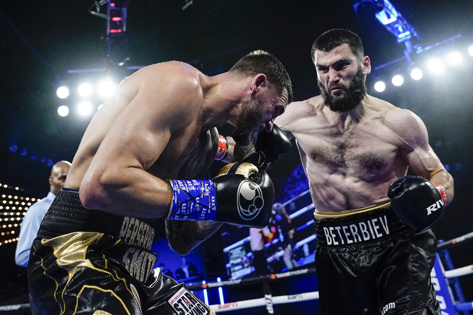 الملاكم الروسي بيتربييف يطيح بالأمريكي سميث بالضربة القاضية (فيديو)