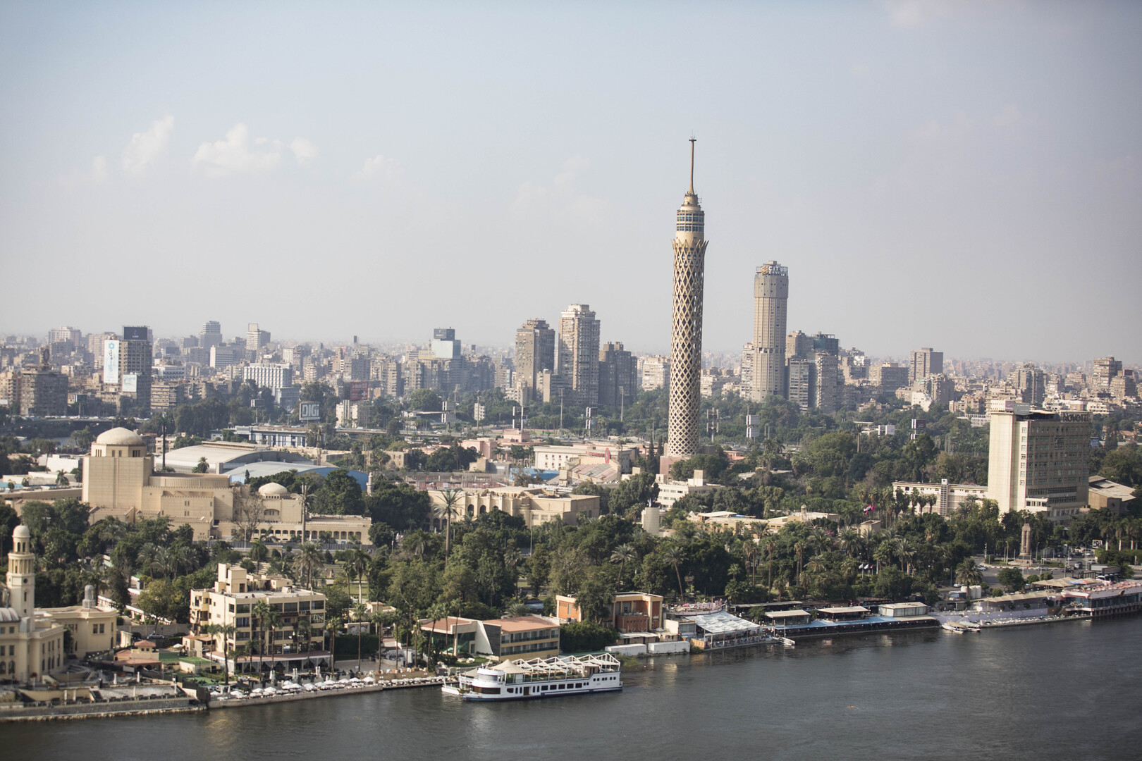 مصر.. النائب العام يأمر بفتح تحقيق عاجل في واقعة سقوط شاب من أعلى برج القاهرة
