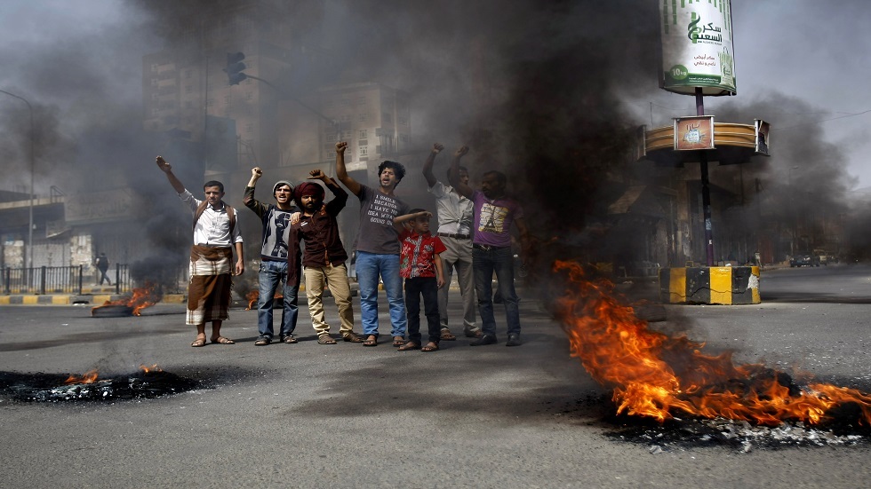 اليمن.. احتجاجات ليلية على ارتفاع أسعار الوقود في عدن
