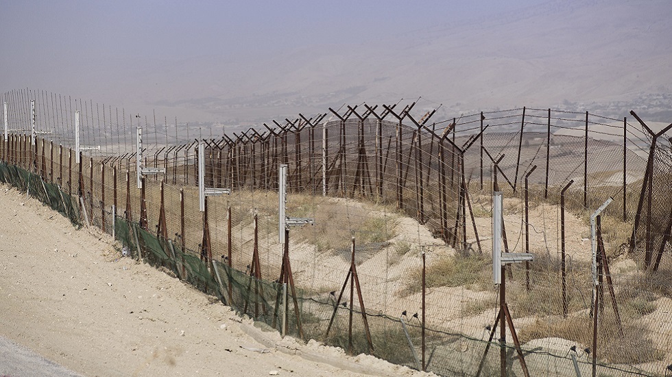 إسرائيل تعلن إحباط تهريب 13 قطعة سلاح من الأردن