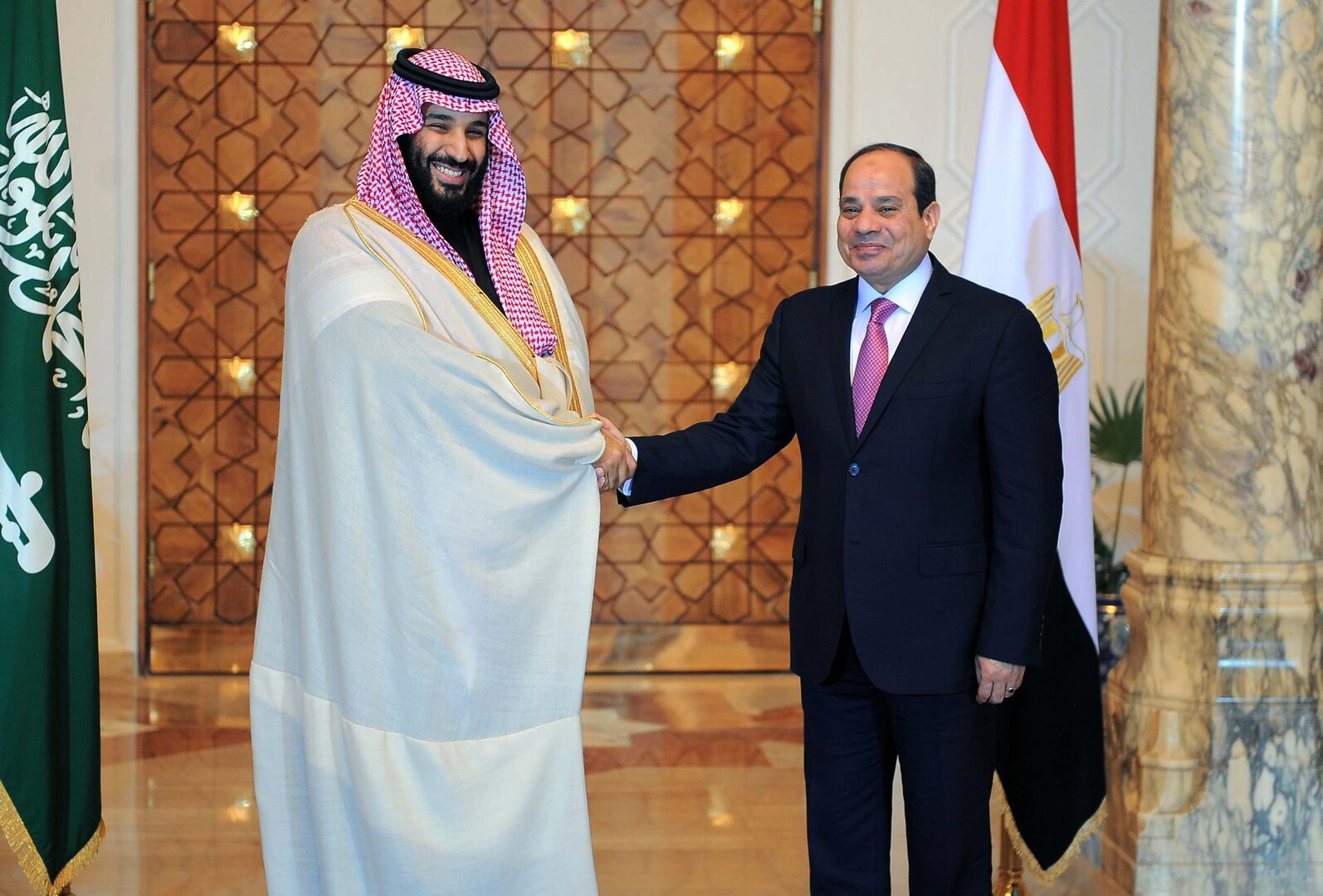 السيسي يستقبل بن سلمان بمطار القاهرة الدولي (فيديو)