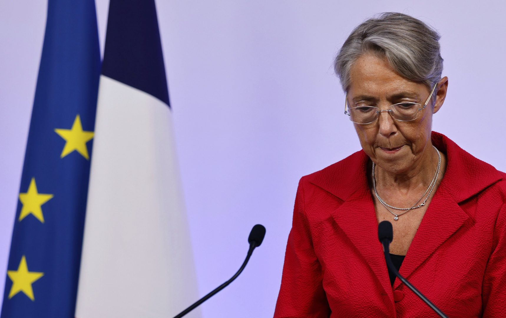 رئيسة الحكومة الفرنسية تقدم استقالتها لماكرون والرئيس الفرنسي يرفضها