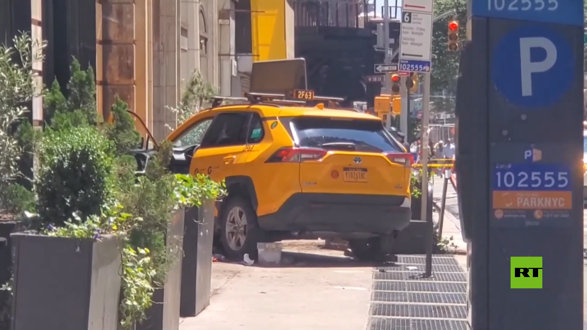 إصابات جراء قفز سيارة تاكسي على رصيف في نيويورك