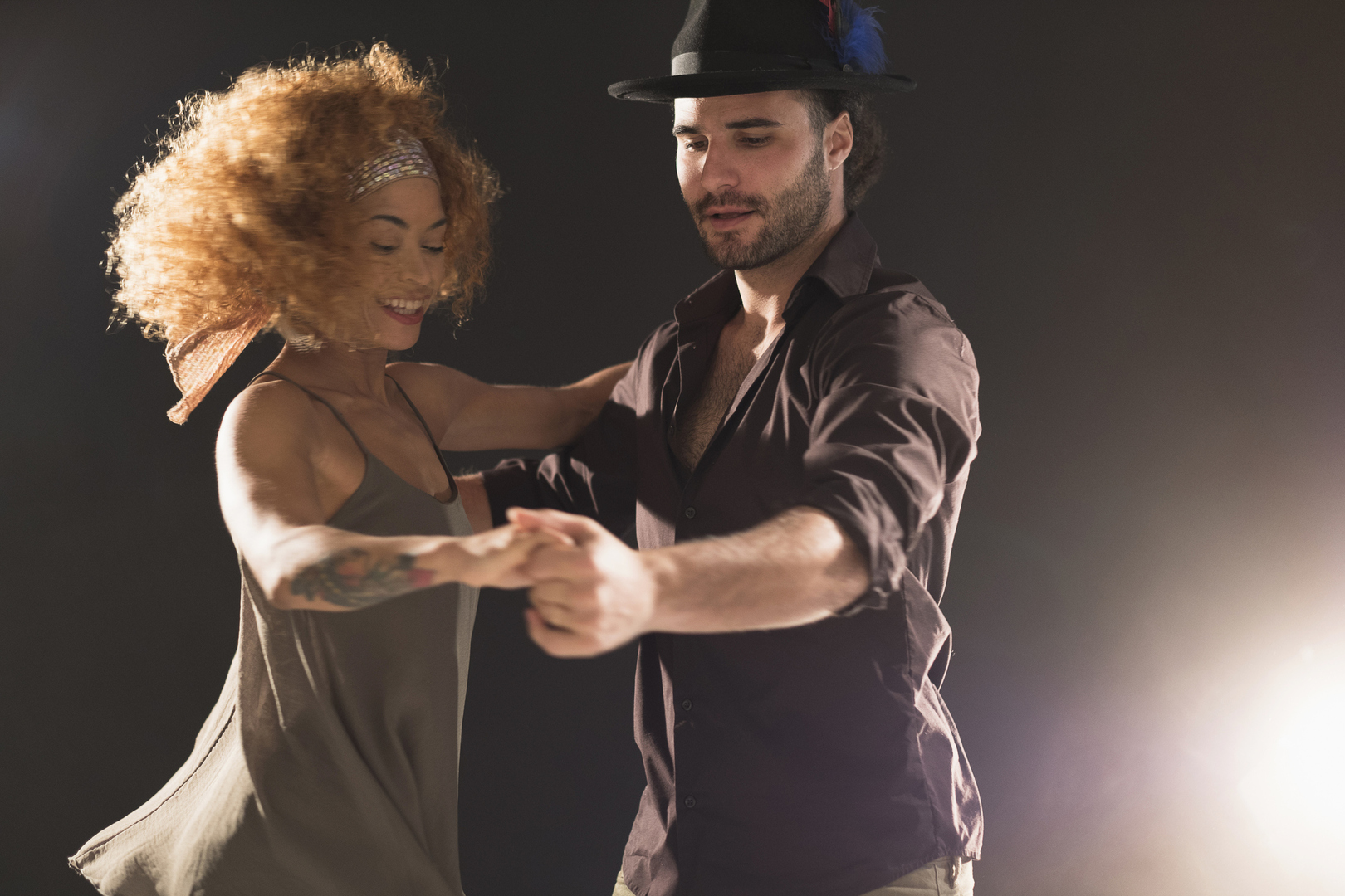 تعلم الرقصات اللاتينية قد يساعد في درء مشكلة صحية ترتبط بالتقدم في السن