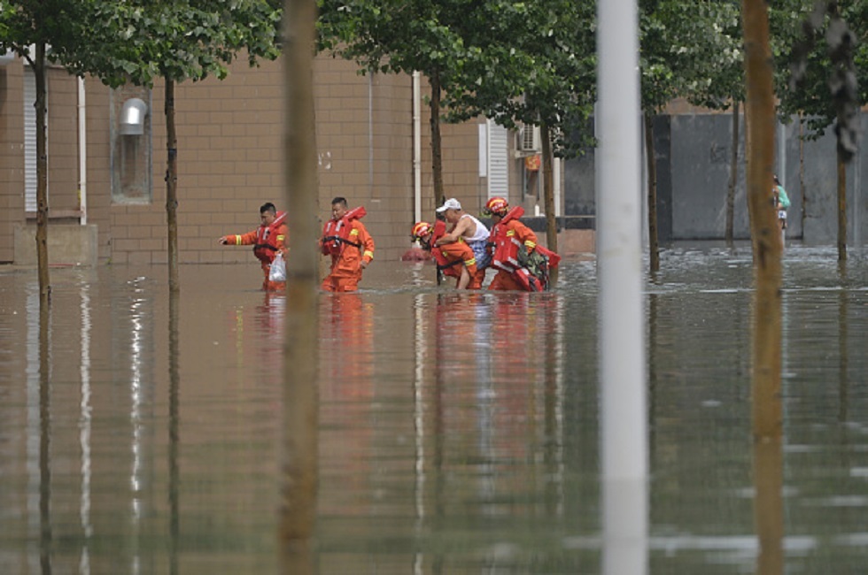 فيضانات غزيرة وانهيارات أرضية تدمر المباني والطرق في الصين (فيديو)