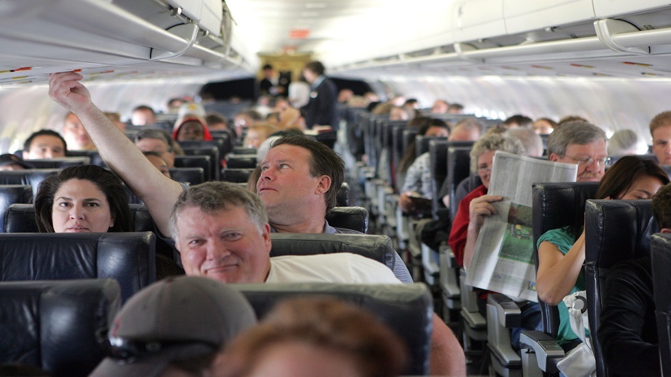 طبيب روسي يحذر من مخاطر شرب الكحول أثناء الرحلات الجوية