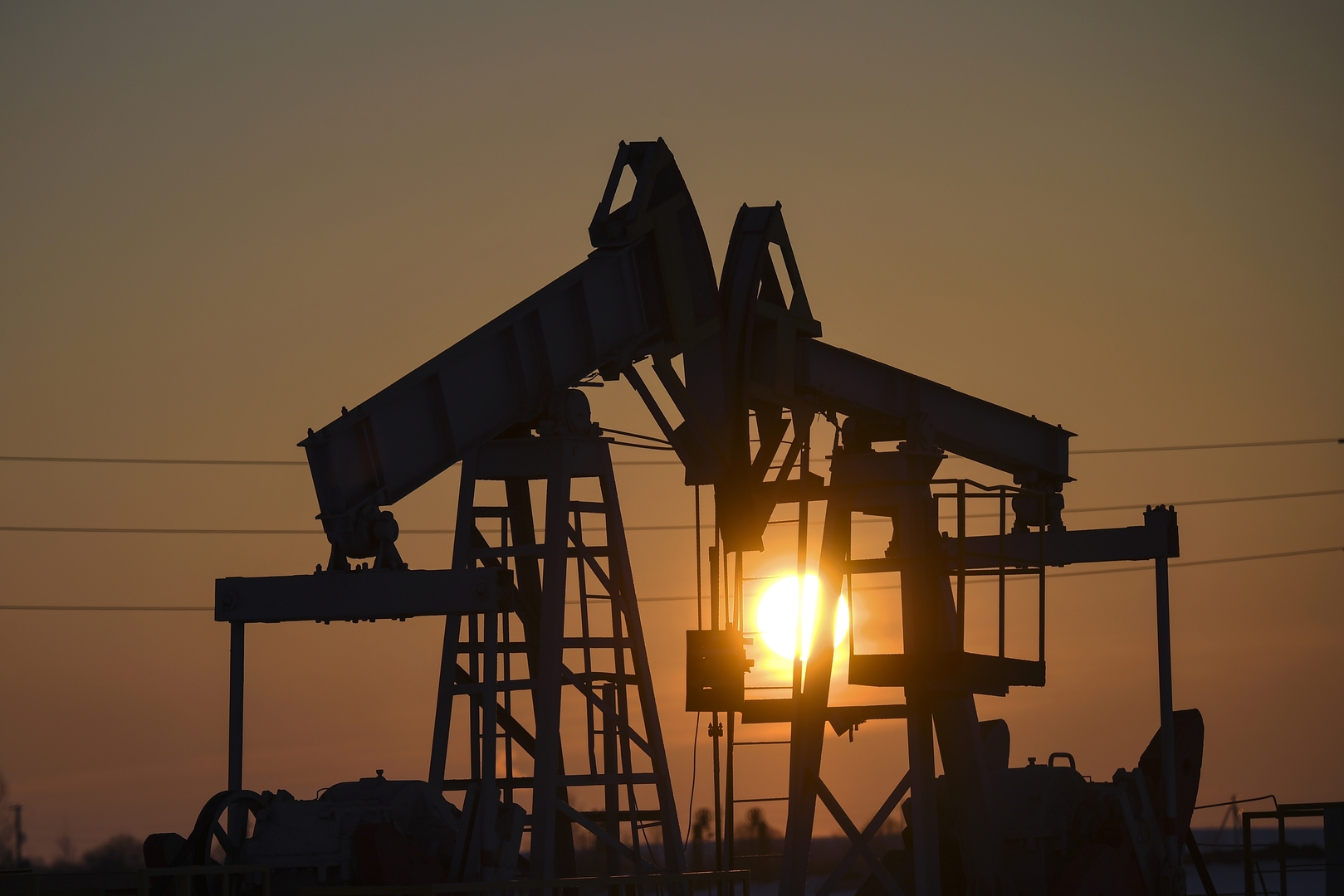 أسعار النفط تهبط بأكثر من 4% وخام 