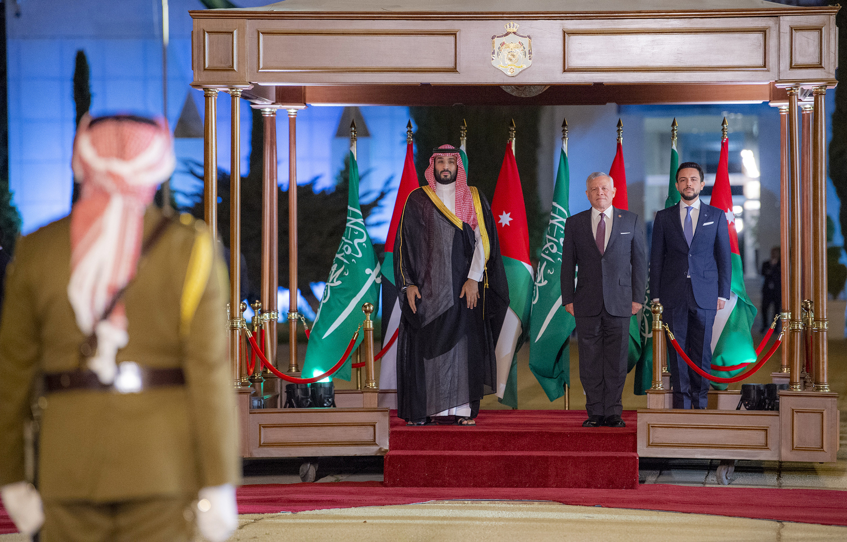 ما هي قصة الوسام الذي منحه الملك عبد الله الثاني للأمير محمد بن سلمان؟ (فيديو + صور)