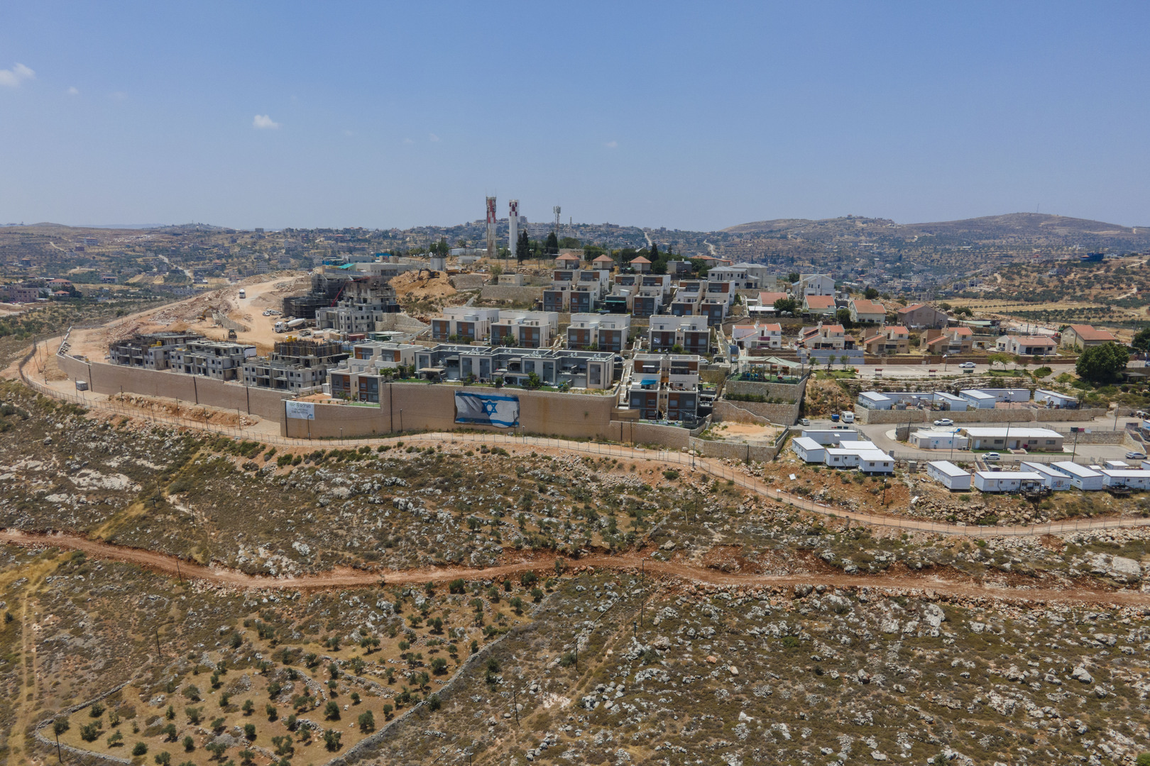 إسرائيل تعلن البدء ببناء جدار أمني شمالي الضفة وتكشف التفاصيل
