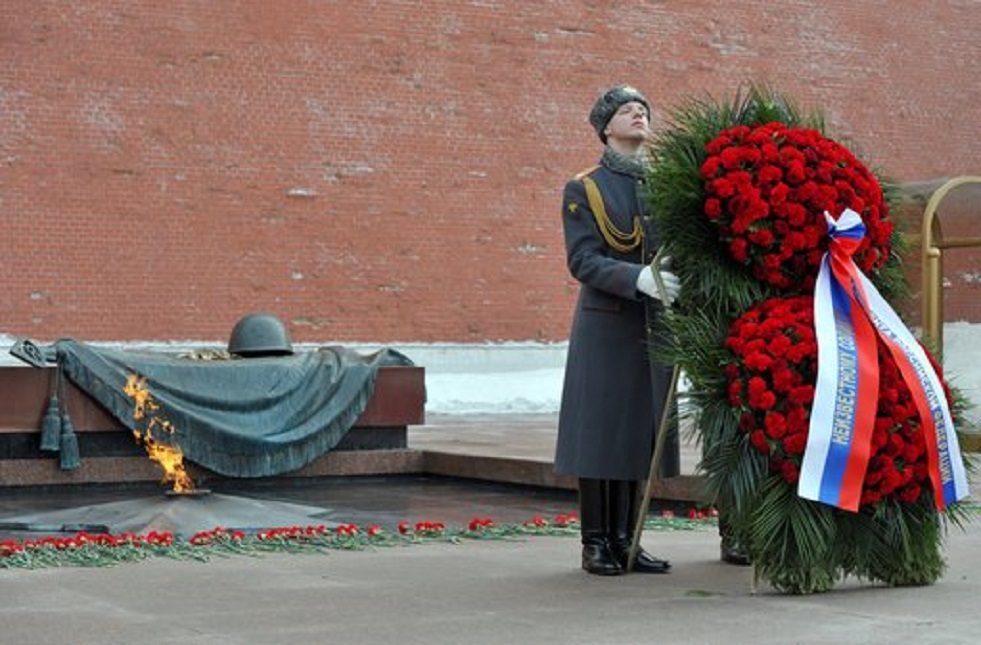 بوتين يضع الزهور على ضريح الجندي المجهول في موسكو في ذكرى بدء الحرب الوطنية العظمى