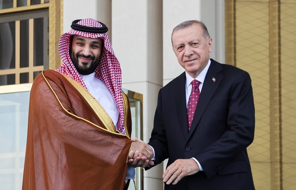 ولي العهد السعودي يصل إلى تركيا ويحظى باستقبال رسمي حافل (فيديو)
