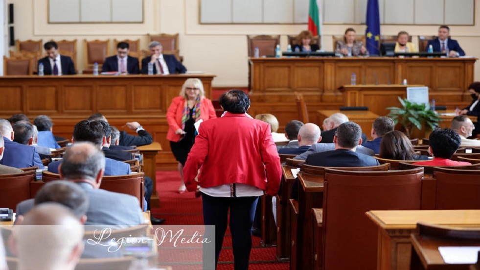 مؤيدو رئيس الوزراء البلغاري يحتجون على حجب البرلمان الثقة عنه