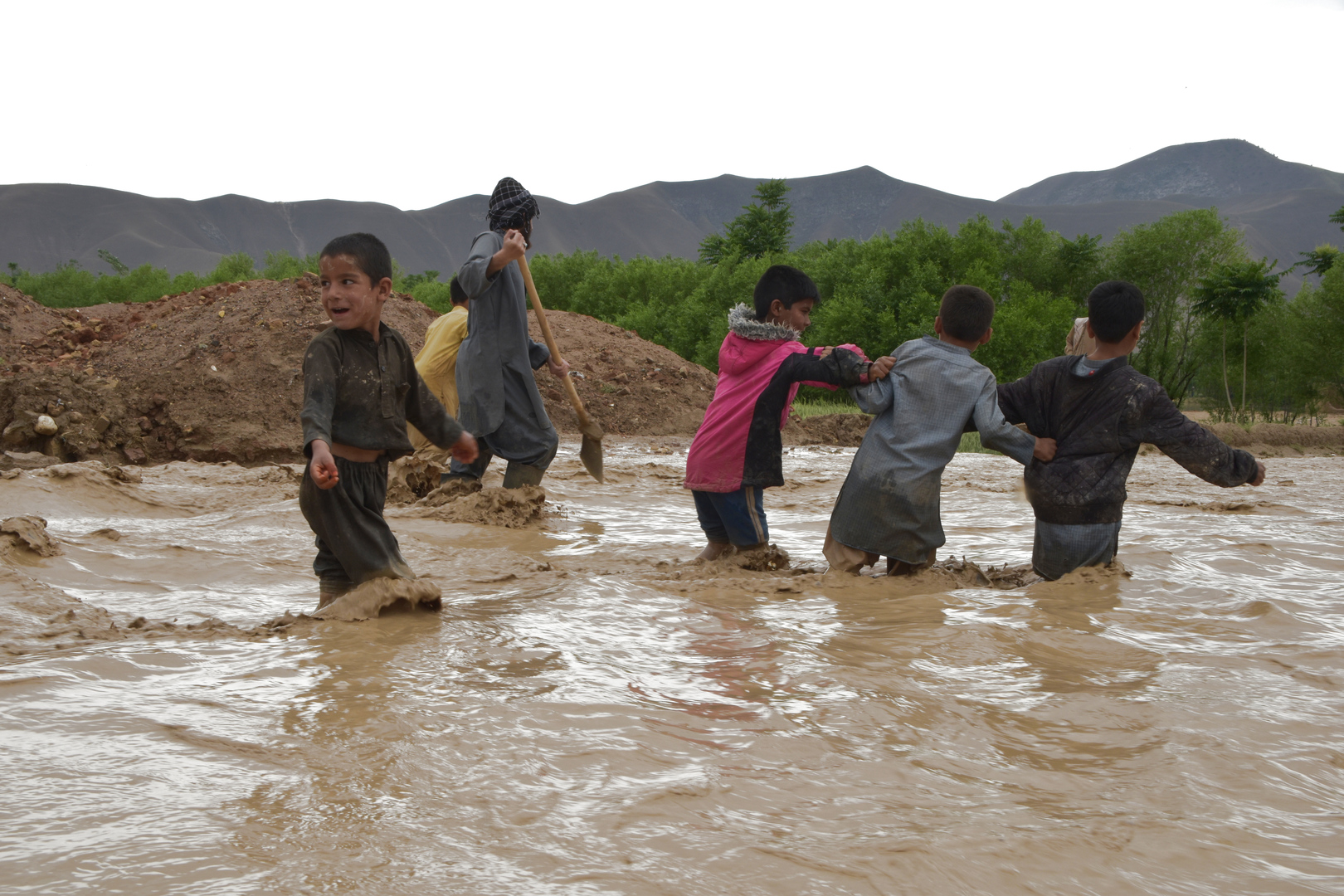 مصرع 400 شخص جراء الفيضانات في أفغانستان