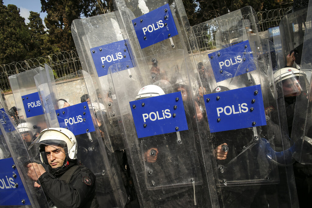 تركيا.. تسريح ألف شرطي من عملهم