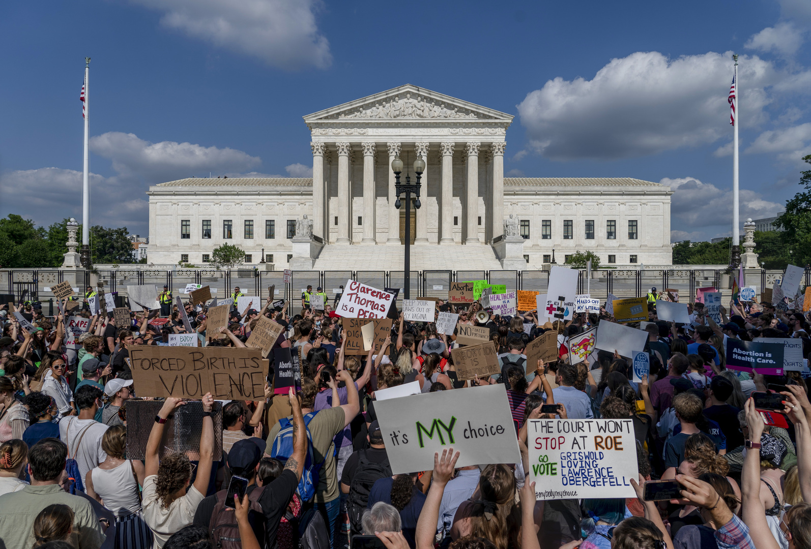 احتجاجات أمام المحكمة العليا في واشنطن ضد الحكم بشأن الإجهاض