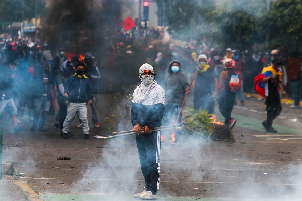 برلمان الإكوادور يناقش عزل رئيس البلاد وسط احتجاجات حاشدة