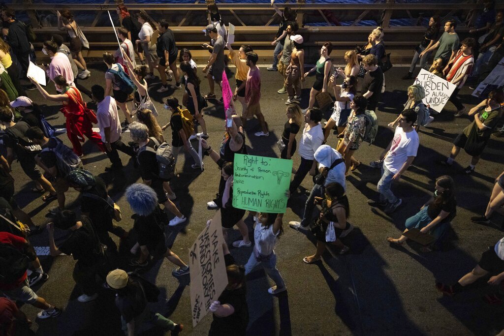 الشرطة الأمريكية تحتجز عددا من المحتجين على إلغاء حق الإجهاض في نيويورك