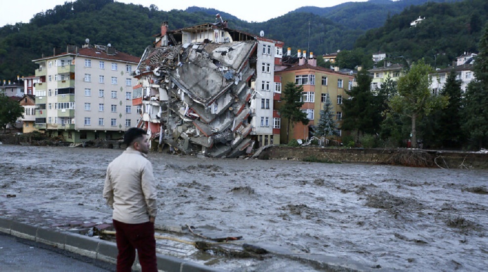 السيول والفيضانات تجرف جسورا تركية وتقطع طرق جورجيا مع روسيا (فيديو)