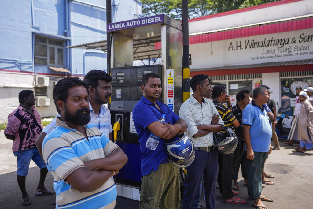 سريلانكا.. إغلاق للمدارس والدعوة للعمل من المنزل وسط نقص الوقود