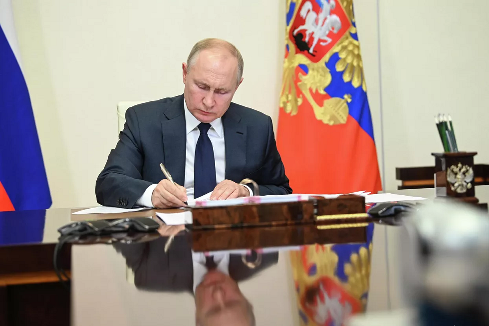 بوتين يوقع قانونا يجيز الاستيراد عبر دول ثالثة لتجاوز العقوبات الغربية