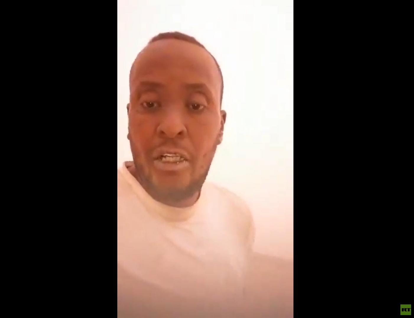 سوداني يودع عائلته بمقطع فيديو مؤثر قبل موته عطشا بالصحراء (فيديو)