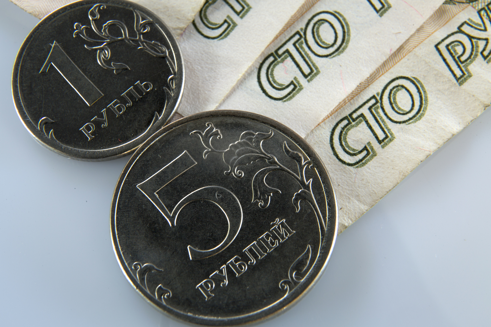 وزير المالية الروسي يرجح إجراء تدخلات في سوق العملات لتحقيق الاستقرار في صرف الروبل